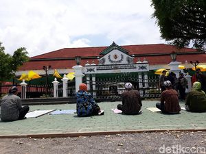 Kios Dieksekusi PN Besok, 5 PKL Tapa Pepe di Depan Keraton Yogya