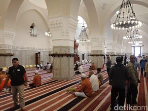 Doa Masuk dan Keluar Masjid Lengkap dengan Artinya Doa Masuk dan Keluar Masjid Lengkap dengan Artinya