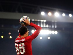 Alexander-Arnold Pakai Sepatu Edisi Black Lives Matter di Derby Merseyside