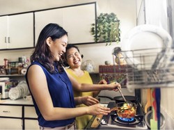 3 Cara Ini Bikin Ibu-ibu Betah Masak di Dapur