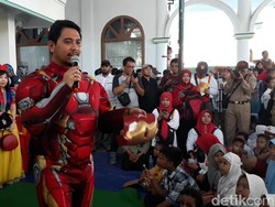 Siswa SDN Gentong Dihibur Pejabat Pasuruan Berkostum Super Hero