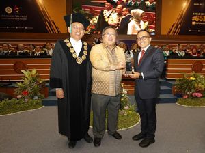 Unair Beri Anugerah Inovasi Daerah Terbaik ke Banyuwangi