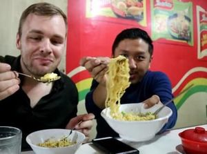 5 Kisah Orang Asing yang Kepincut Nikmatnya Mie Instan Indonesia