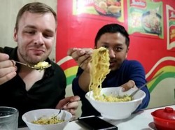5 Kisah Orang Asing yang Kepincut Nikmatnya Mie Instan Indonesia