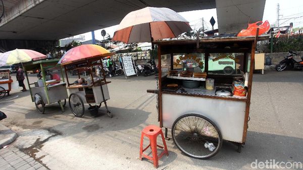 PKL Kuasai Kolong Flyover Roxy