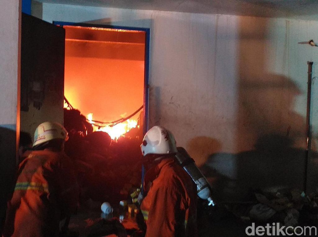 Gudang Bahan Bangunan di Surabaya Terbakar, Terdengar Ledakan Berkali-kali