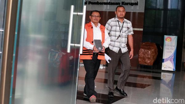 Diperiksa KPK, Bupati Nonaktif Indramayu Tutupi Borgol dengan Buku