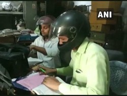 PNS di India Pakai Helm Motor Saat Bekerja di Dalam Kantor, Alasannya Haru