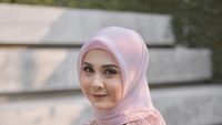 Bikin Pangling, Gaya Hijab Kesha Ratuliu Saat Lamaran