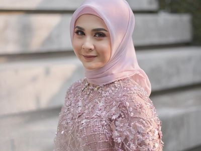 Bikin Pangling, Gaya Hijab Kesha Ratuliu Saat Lamaran