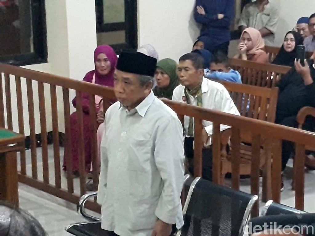 Palsukan Keterangan Lulus, Pelawak Qomar Divonis 17 Bulan Penjara Palsukan Keterangan Lulus, Pelawak Qomar Divonis 17 Bulan Penjara