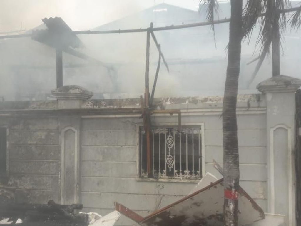 Akibat Korsleting Rumah di Pulomas Jaktim Terbakar, 1 Orang Tewas Akibat Korsleting Rumah di Pulomas Jaktim Terbakar, 1 Orang Tewas