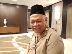 Cerita Udin Marbut DKI Tak Kuasa Tahan Tangis Kala Cium Hajar Aswad