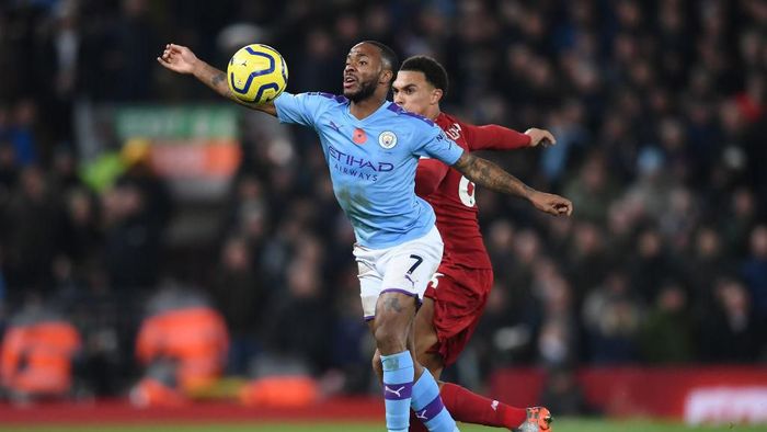 Trent Alexander-Arnold tak dianggap handball meski menyentuh bola dengan tangan. Ini aturan handball terbaru Liga Inggris (Foto: Laurence Griffiths/Getty Images) Trent Alexander-Arnold tak dianggap handball meski menyentuh bola dengan tangan. Ini aturan handball terbaru Liga Inggris (Foto: Laurence Griffiths/Getty Images)