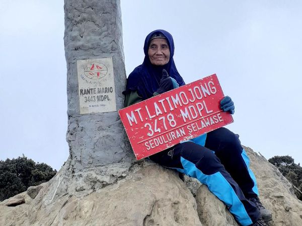 Foto: Nenek 66 Tahun dari Pekalongan yang Hobi Naik Gunung