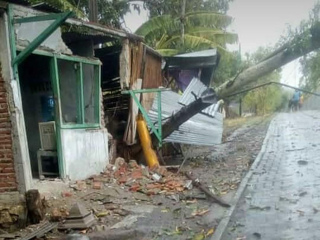 Hujan Es dan Angin Kencang Landa Grobogan, Rumah Warga Roboh Hujan Es dan Angin Kencang Landa Grobogan, Rumah Warga Roboh