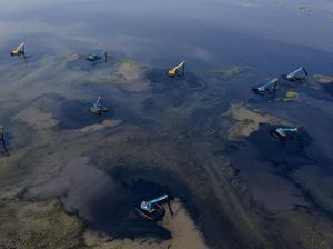 Pengerukan Waduk Pluit untuk Antisipasi Banjir Pengerukan Waduk Pluit untuk Antisipasi Banjir