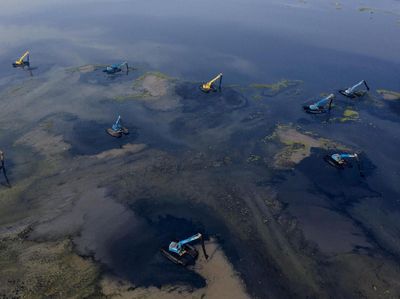 Pengerukan Waduk Pluit untuk Antisipasi Banjir