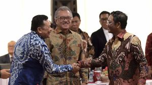 Senyum Semringah Menko Mahfud Md Bersama Alumni UII