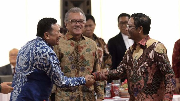 Senyum Semringah Menko Mahfud Md Bersama Alumni UII