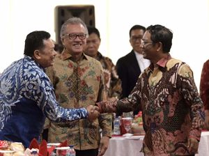 Senyum Semringah Menko Mahfud Md Bersama Alumni UII