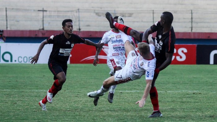 Pesepak bola Persipura Andre Ribeiro (kanan) menghadang pesepak bola Bali United Antonius Johannes Melvin (kedua kanan) pada lanjutan Liga 1 2019 di Stadion Gelora Delta Sidoarjo, Jawa Timur, Senin (11/11/2019). Persipura bermain imbang melawan Bali United dengan skor akhir 2-2. ANTARA FOTO/Umarul Faruq/aww.
