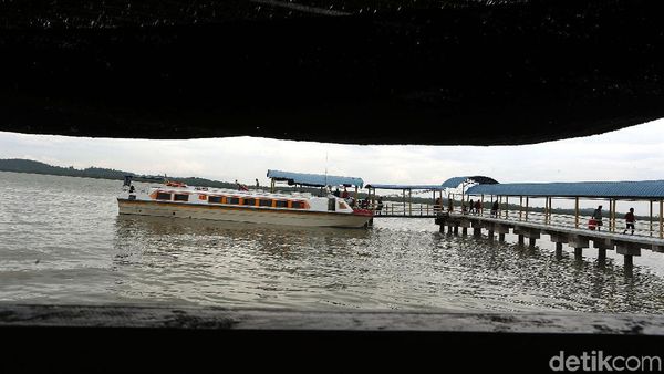 Melihat Aktivitas di Gerbang Utama Menuju Pulau Buru Kepri
