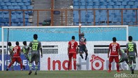 Borneo FC merespons gol itu. Tendangan bebas Renan Silva pada menit ke-41 sudah mengarah ke gawang, ditip Andritany. Hingga turun minum tak ada gol tambahan, Persija unggul 2-0 saat jeda.