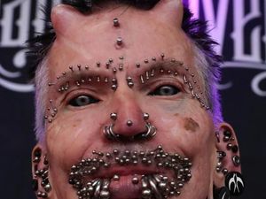 Penampilan Seram Pria yang Wajahnya Penuh Tindik & Kepala Bertanduk