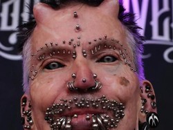 Penampilan Seram Pria yang Wajahnya Penuh Tindik & Kepala Bertanduk