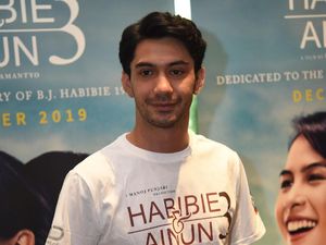 Tampil Jadi Habibie, Reza Rahadian Persiapan 7 Jam