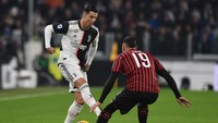 Sarri saat itu menyebut Ronaldo yang langsung nyelonong ke tunnel mengalami masalah lutut, namun ia terlihat baik-baik saja saat berlatih bersama Timnas Portugal beberapa hari setelahnya. Foto: Tullio M. Puglia/Getty Images