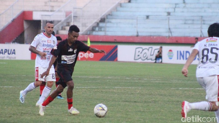 Todd Rivaldo Ferre menggiring bola melewati hadangan para pemain lawan saat Persipura Jayapura menghadapi Bali United.