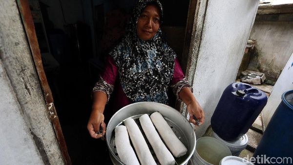 Geliat Pembuatan Oleh-oleh di Perbatasan RI