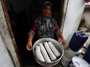 Geliat Pembuatan Oleh-oleh di Perbatasan RI Geliat Pembuatan Oleh-oleh di Perbatasan RI