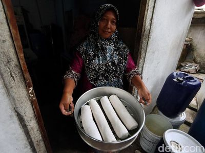 Geliat Pembuatan Oleh-oleh di Perbatasan RI