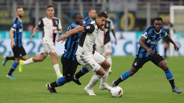 MILAN, ITALY - OCTOBER 06:  Sami Khedira of Juventus is challenged by Romelu Lukaku of FC Internazionale during the Serie A match between FC Internazionale and Juventus at Stadio Giuseppe Meazza on October 6, 2019 in Milan, Italy.  (Photo by Emilio Andreoli/Getty Images)