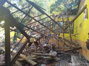 3 Kelas Rusak, Siswa SD di Jombang Belajar Lesehan di Musala dan Perpustakaan