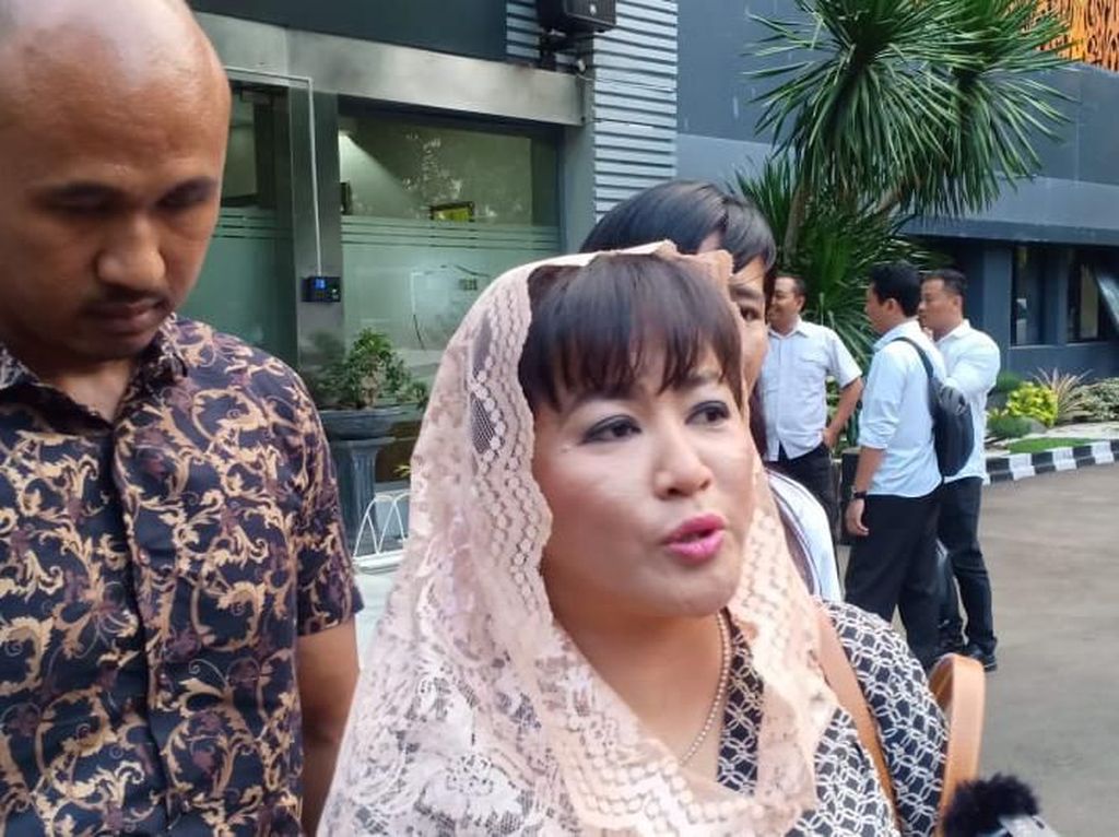 Diperiksa Polisi, Dewi Tanjung Ditanya Soal Tanggapan Penyiraman ke Novel Diperiksa Polisi, Dewi Tanjung Ditanya Soal Tanggapan Penyiraman ke Novel