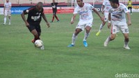Todd Rivaldo Ferre menyalamatkan Persipura dari kekalahan berkat golnya dua menit jelang laga tuntas.