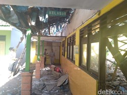 Kelas Rusak Paksa Siswa Belajar Lesehan di Musala, Ini Respons Dindik Jombang