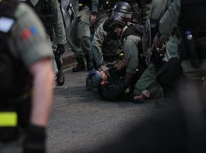 Polisi Hong Kong Tembak Demonstran dalam Bentrokan Senin Pagi Polisi Hong Kong Tembak Demonstran dalam Bentrokan Senin Pagi