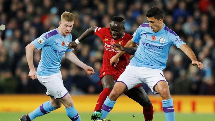 Soccer Football - Premier League - Liverpool v Manchester City - Anfield, Liverpool, Britain - November 10, 2019  Liverpools Sadio Mane in action with Manchester Citys Rodri and Kevin De Bruyne   REUTERS/Phil Noble  EDITORIAL USE ONLY. No use with unauthorized audio, video, data, fixture lists, club/league logos or 