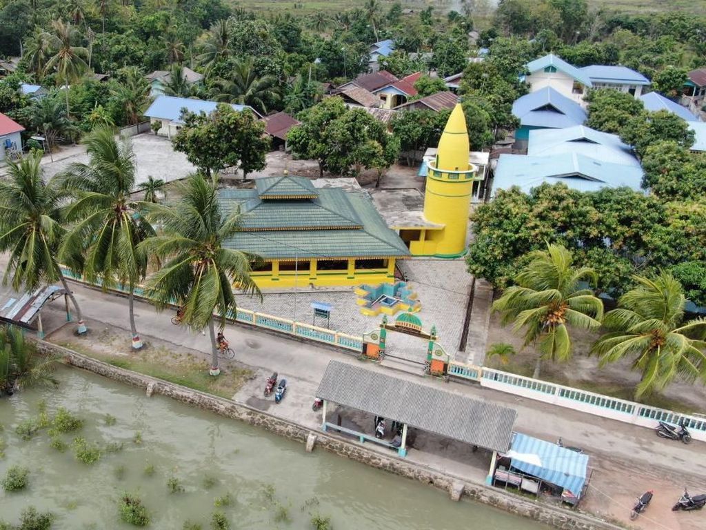 Pemda Buru Cari Investor Bikin Resort Pinggir Pantai Pemda Buru Cari Investor Bikin Resort Pinggir Pantai