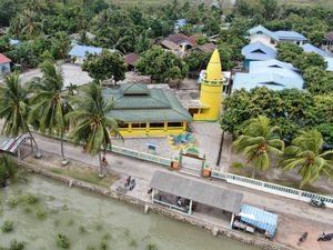 Disetrum PLN, Proses Belajar dan Mengaji di Perbatasan Jadi Mudah Disetrum PLN, Proses Belajar dan Mengaji di Perbatasan Jadi Mudah