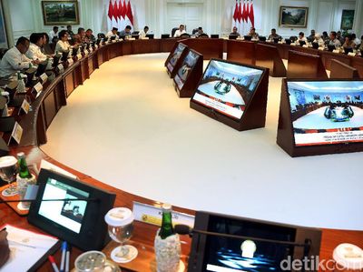 Jokowi Pimpin Ratas Bahas Program Cipta Lapangan Kerja
