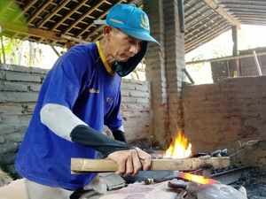 Perajin Pacul Lokal Bertahan di Tengah Serbuan Produk Impor