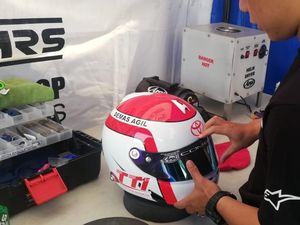 4 Langkah Cuci Helm Sendiri, Gampang dan Murah