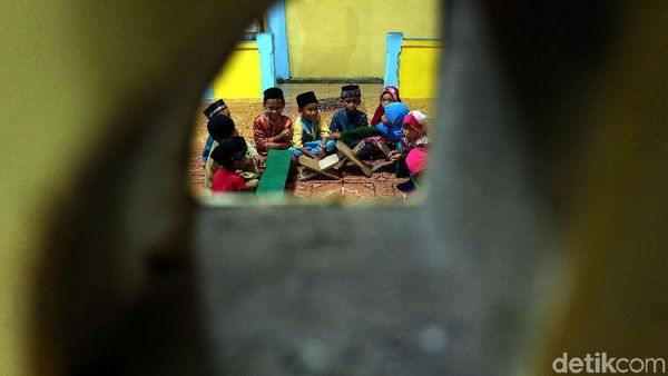 Mengintip Kesibukan Warga di Perbatasan RI Kala Malam Tiba