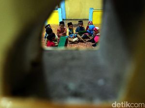 Mengintip Kesibukan Warga di Perbatasan RI Kala Malam Tiba